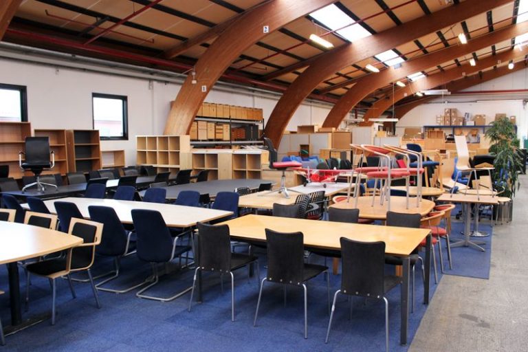 Hav af brugte og nye kontormøbler til arbejdspladsen